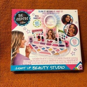 NWT Be Inspired Light Up Beauty Studio